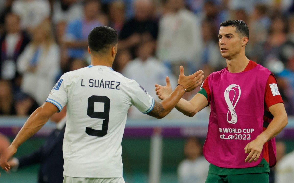 Luis Su&aacute;rez e Cristiano Ronaldo se cumprimentam ap&oacute;s o jogo entre Portugal e Uruguai 