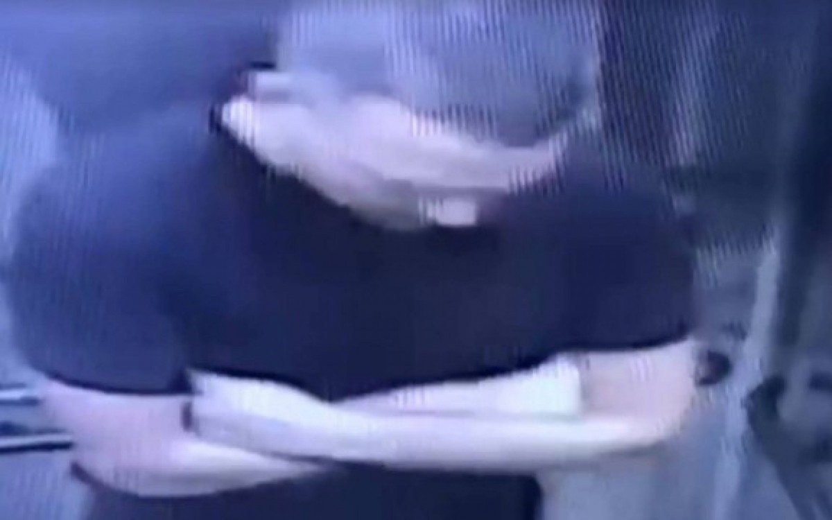 Jos&eacute; Eduardo Neves Cabral &eacute; visto saindo de casa minutos antes de a Pol&iacute;cia Federal prend&ecirc;-lo na &uacute;ltima quarta-feira (23)