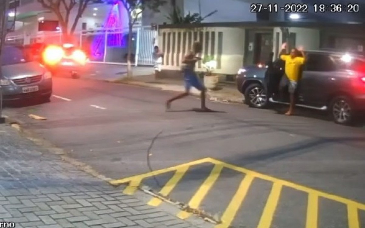 V&iacute;deo flagra criminosos roubando carro de fam&iacute;lia na Freguesia, Zona Oeste do Rio