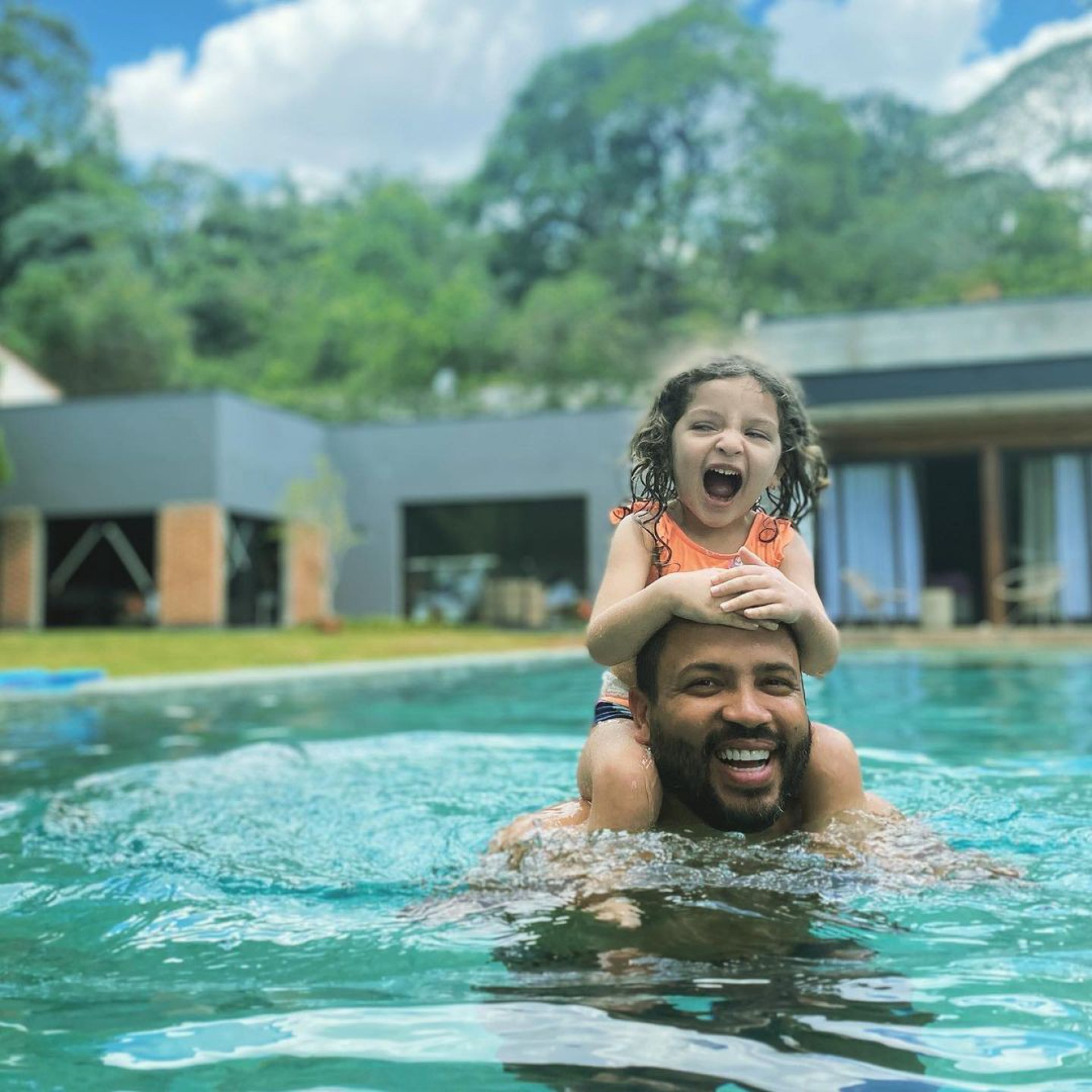Tamy Couto, Projota e filha aproveitam dia na piscina - Reprodução Internet