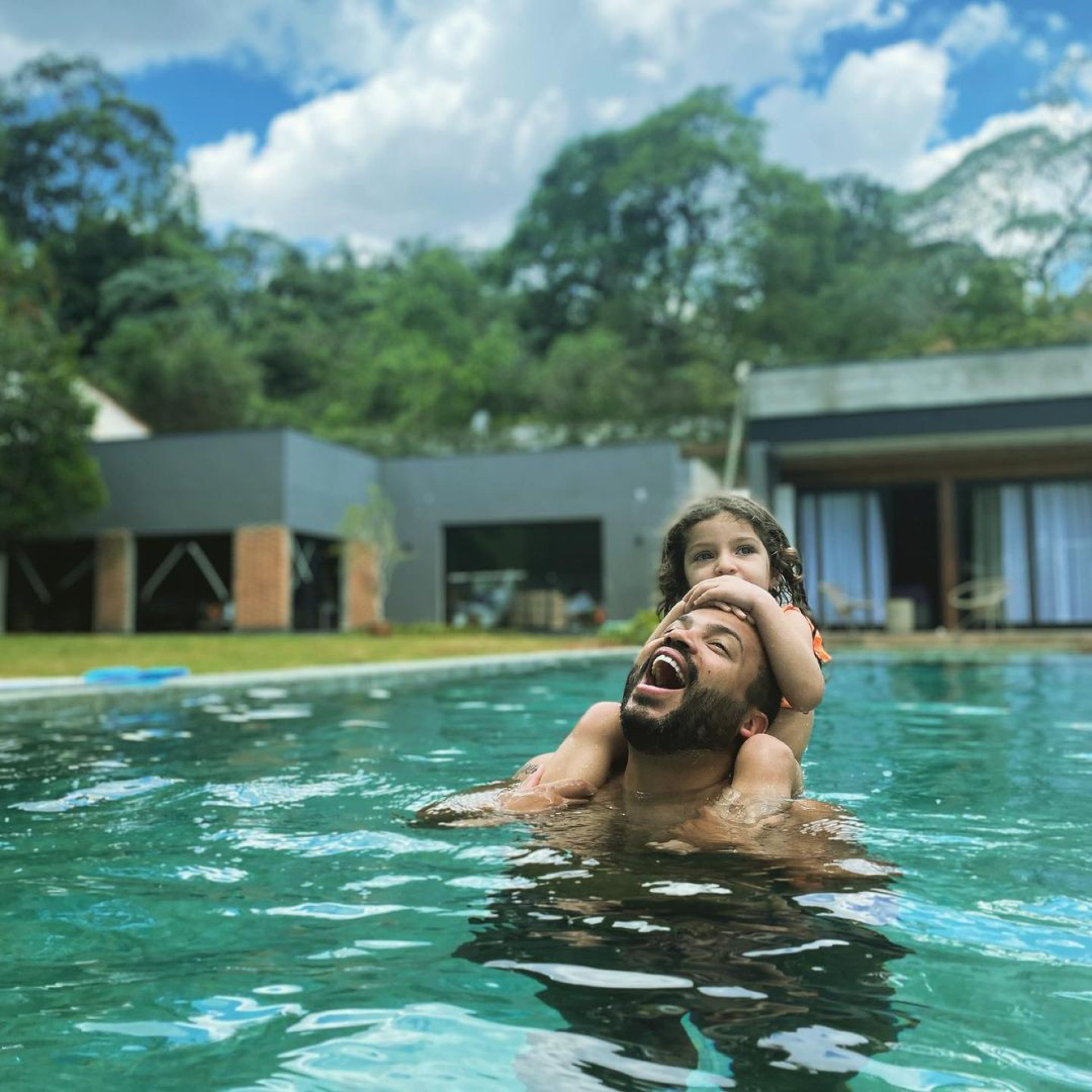 Tamy Couto, Projota e filha aproveitam dia na piscina - Reprodução Internet