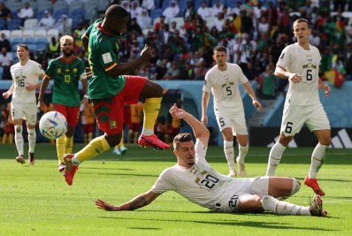 Veja imagens do empate eletrizante entre Camarões e Sérvia