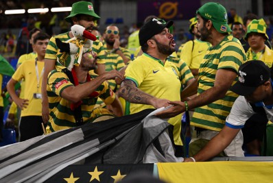Copa do Mundo: torcedores do Brasil discutem antes do jogo contra a Suíça