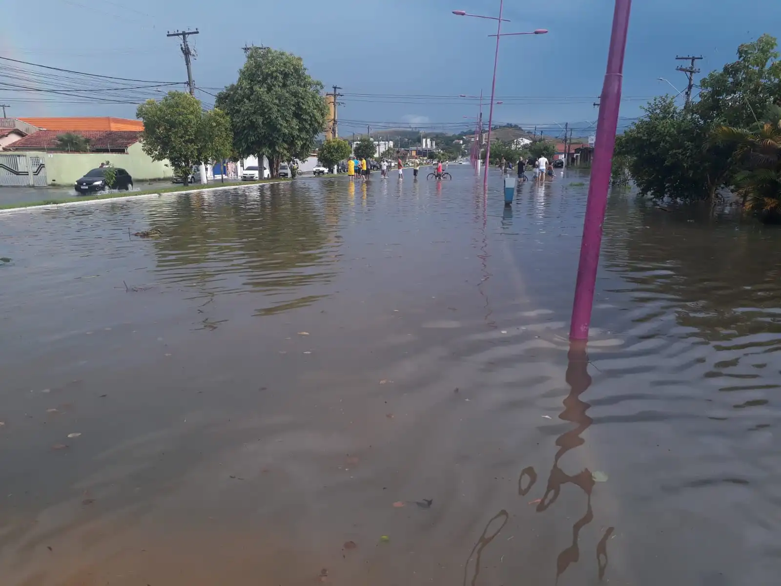 Temporal de apenas uma hora causa alagamentos em Resende