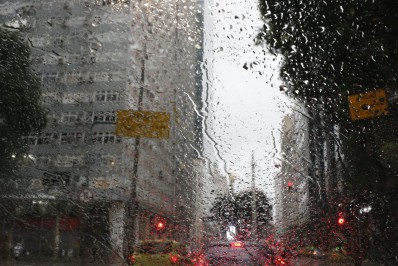 Inmet alerta para risco de chuvas intensas em três estados