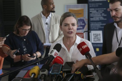 Gleisi repudia atitude de bolsonarista que convocou atiradores: 'Vai responder na justiça'