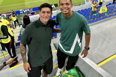 Germán Cano e David Braz, do Fluminense, acompanham vitória da seleção brasileira no estádio
