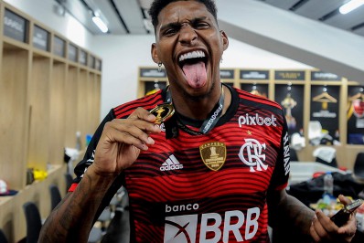Após exercer cláusula de compra de Thuler, Vissel Kobe faz proposta por Hugo Souza, do Flamengo 