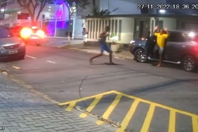 Vídeo flagra criminosos roubando carro de família na Freguesia; veja as imagens