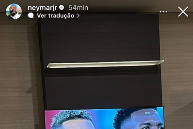 Em tratamento, Neymar posta foto torcendo para o Brasil contra a Suíça