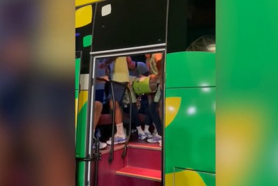 Vídeo: jogadores do Brasil fazem festa no ônibus e cantam na chegada para jogo contra a Suíça
