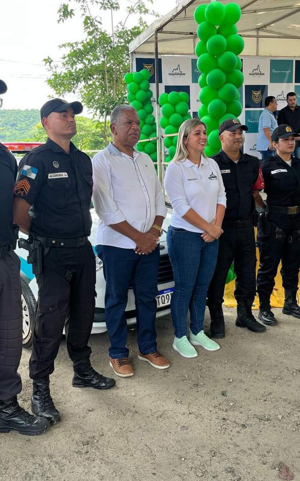 A prefeita Marina Rocha está ao lado do vice-prefeito Natalício da Farmácia e dos policiais que integram o Proeis - Secom PMG - Divulgação