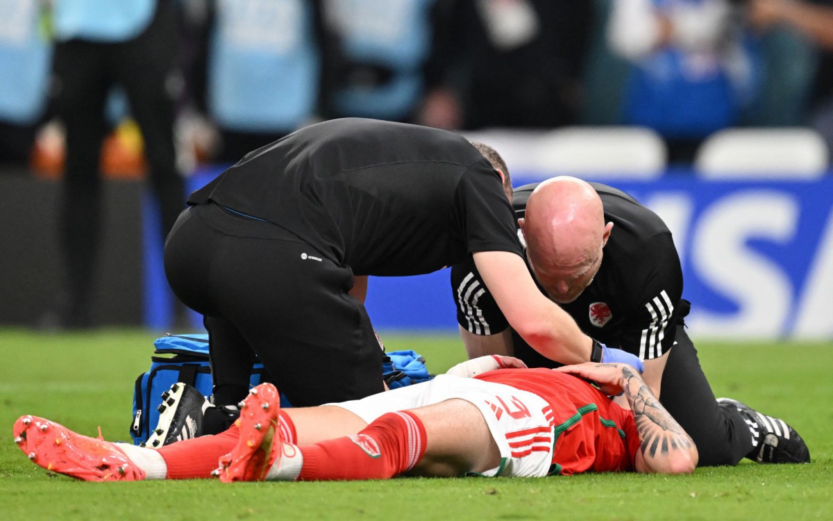 Neco Williams, do Pa&iacute;s de Gales, levou uma bolada na cabe&ccedil;ada e recebeu atendimento m&eacute;dico. Menos de 15 minutos depois, ele precisou ser substitu&iacute;do