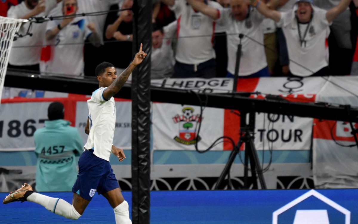 Ao fundo, torcida da Inglaterra vibra com gola&ccedil;o de falta de Rashford