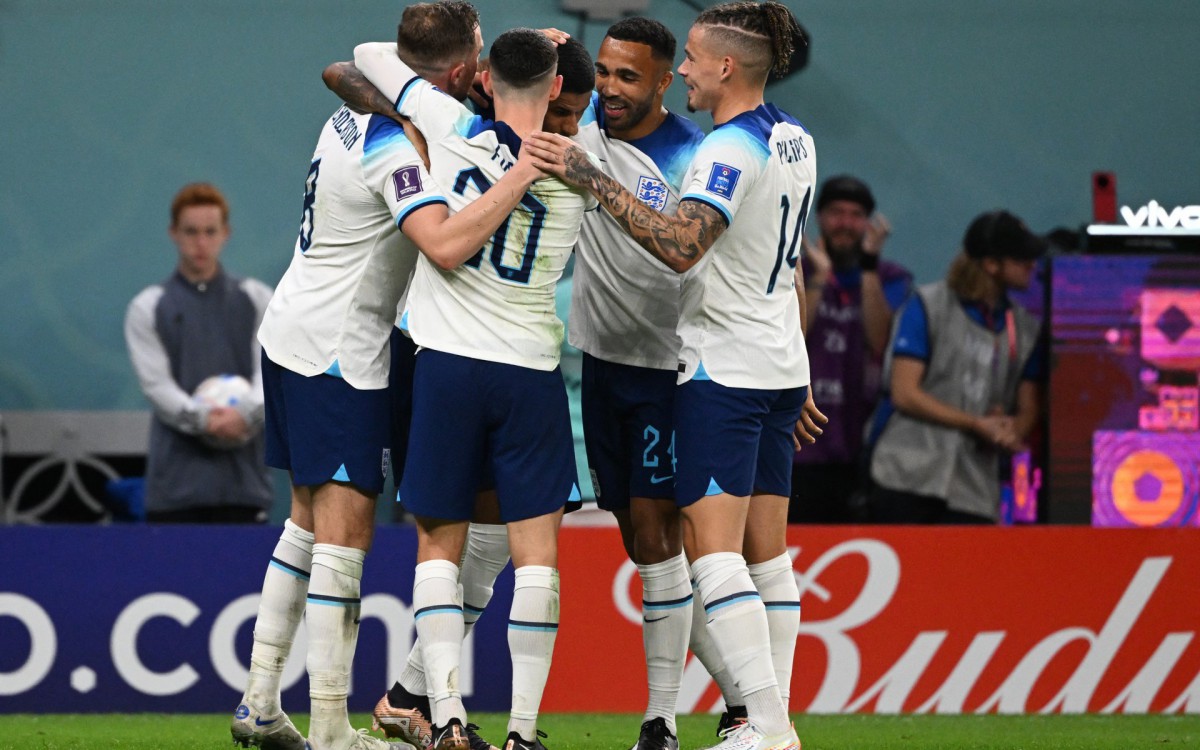 Ingleses comemoram o segundo gol de Rashford na partida - FOTO: Ina Fassbender / AFP