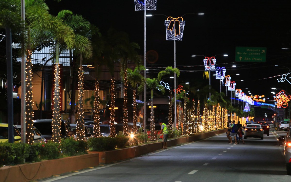 A Avenida Carvalhaes, uma das principais da cidade, tem atra&iacute;do pessoas de munic&iacute;pios vizinhos com a decora&ccedil;&atilde;o de Natal