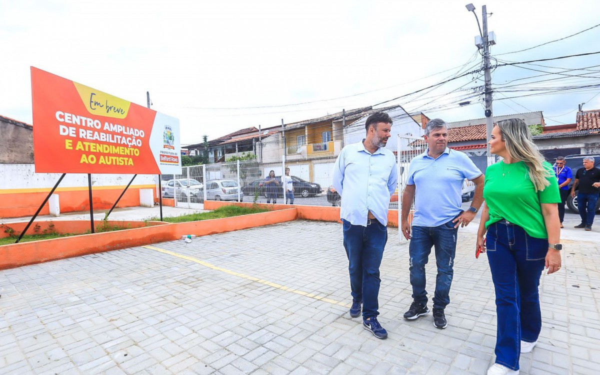  Secret&aacute;rio Christian Vieira, Secret&aacute;rio Andr&eacute; Rocha e deputada federal Daniela do Waguinho visitaram o espa&ccedil;o onde ser&aacute; constru&iacute;do o Centro Ampliado de Reabilita&ccedil;&atilde;o e Atendimento ao Autista