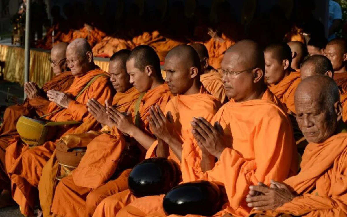 Monges budistas testam positivo para metanfetamina