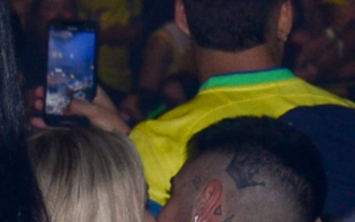 Karoline Lima e Gui Ara&uacute;jo trocam beijos em show ap&oacute;s a vit&oacute;ria da Sele&ccedil;&atilde;o