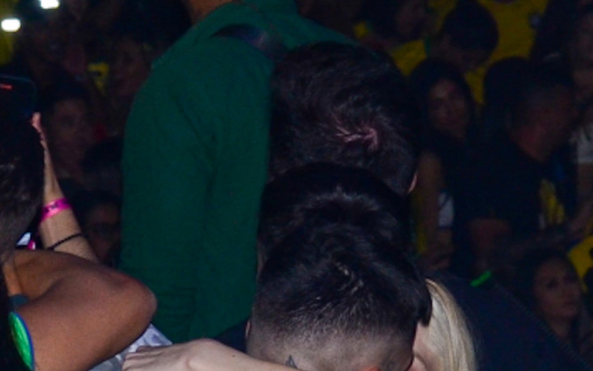 Karoline Lima e Gui Ara&uacute;jo trocam beijos em show ap&oacute;s a vit&oacute;ria da Sele&ccedil;&atilde;o