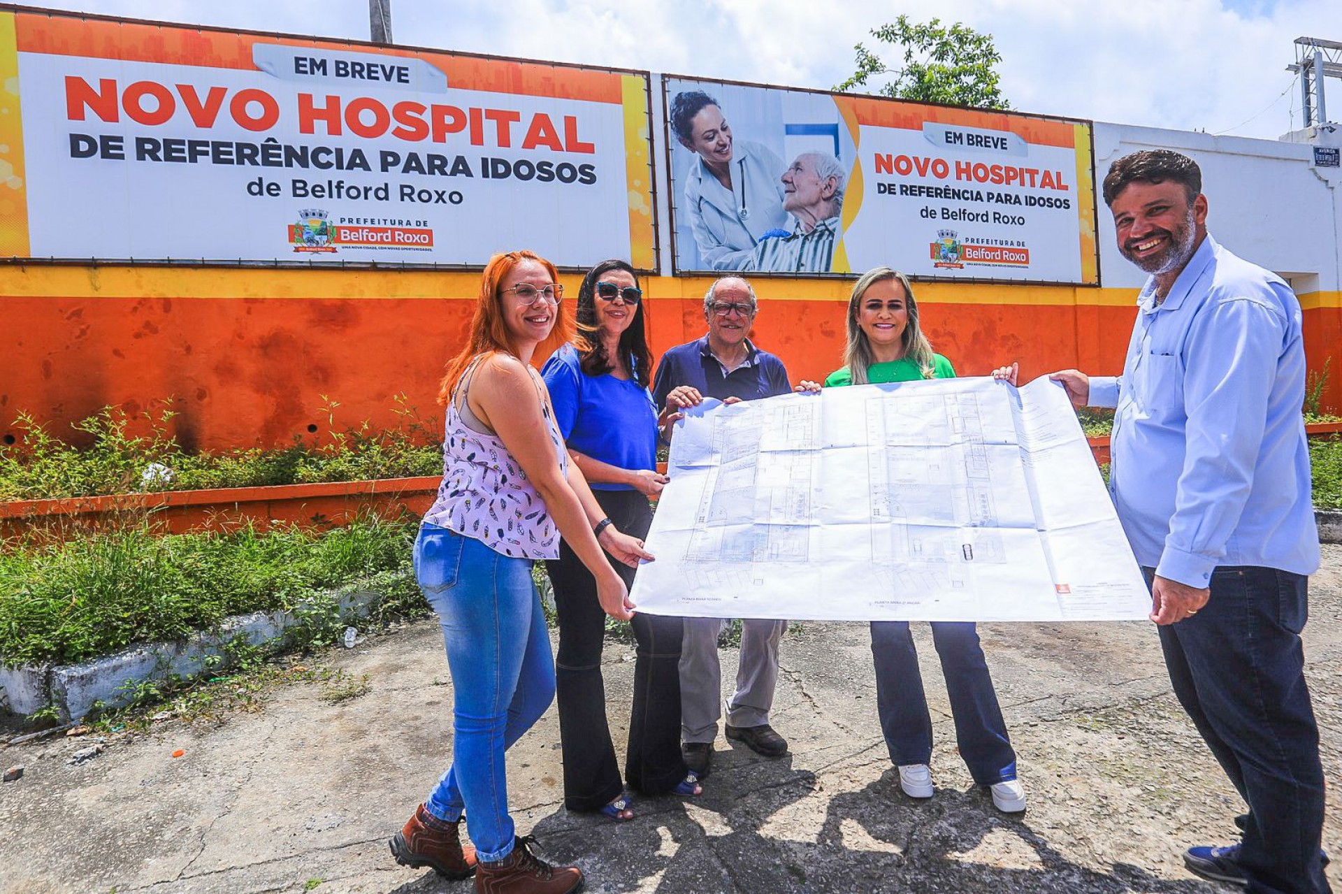 Mariana Fernandes, Ana Titonel, Odair Cunha, deputada Daniela do Waguinho e Christian Vieira visitaram o local onde ser&aacute; constru&iacute;da a Unidade Especializada de Atendimento aos Idosos - Rafael Barreto / PMBR