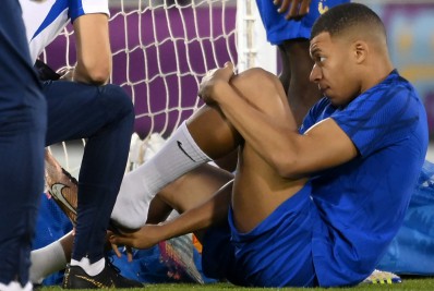 Mbappé aparece com tornozelo enfaixado em treino da França