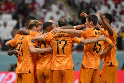 Em ritmo de treino, Holanda vence o Catar e se classifica em primeiro lugar do grupo A