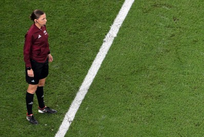 Com brasileira, Fifa confirma trio de arbitragem 100% feminino pela primeira vez em um jogo de Copa