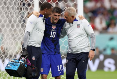 Pulisic passa por exames no hospital após 'choque' com goleiro saudita