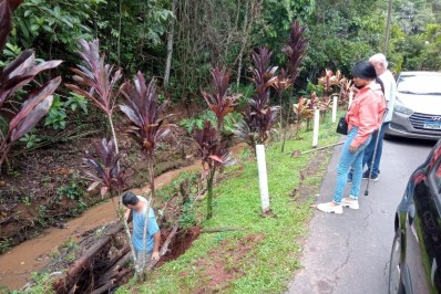 Temporal rompe tubulação de água em Penedo
