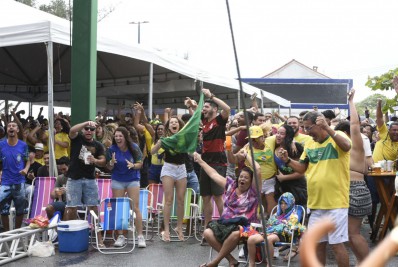 Torcida marca presença para acompanhar vitória do Brasil nos telões montados em Itaipuaçu e na Barra