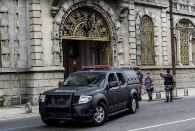 PM prende homem por assalto em ponto de ônibus no Centro