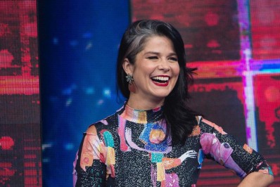 Samara Felippo assume cabelos brancos e se revolta com críticas: 'Eu envelheci'