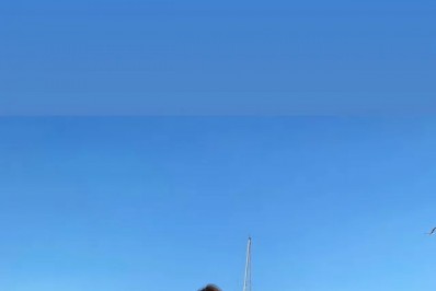 Carol Portaluppi posa de biquíni e exibe o corpo escultural