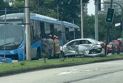Acidente entre BRT e carro na estrada Coronel Pedro Correa causa lentidão no trânsito