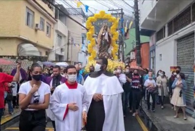 Padroeira da cidade chega no cais de Angra regada de fé e devoção