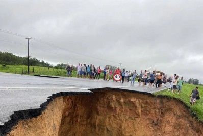 Temporal deixa rastro de destruição no Espírito Santo e no Paraná