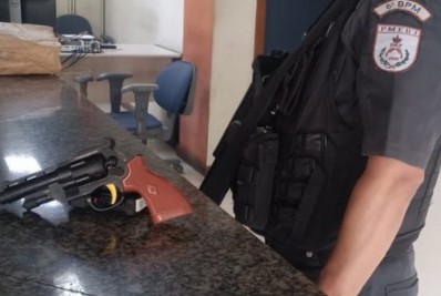 PM prende homem com réplica de arma na Tijuca