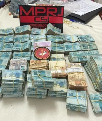Na casa de um dos denunciados, o MPRJ encontrou R$ 435 mil e 1.670 euros (cerca de R$ 9 mil)