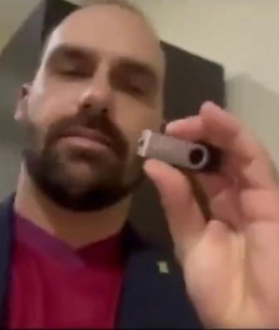 Eduardo Bolsonaro diz que foi ao Catar entregar pen drive sobre 'situação do Brasil'