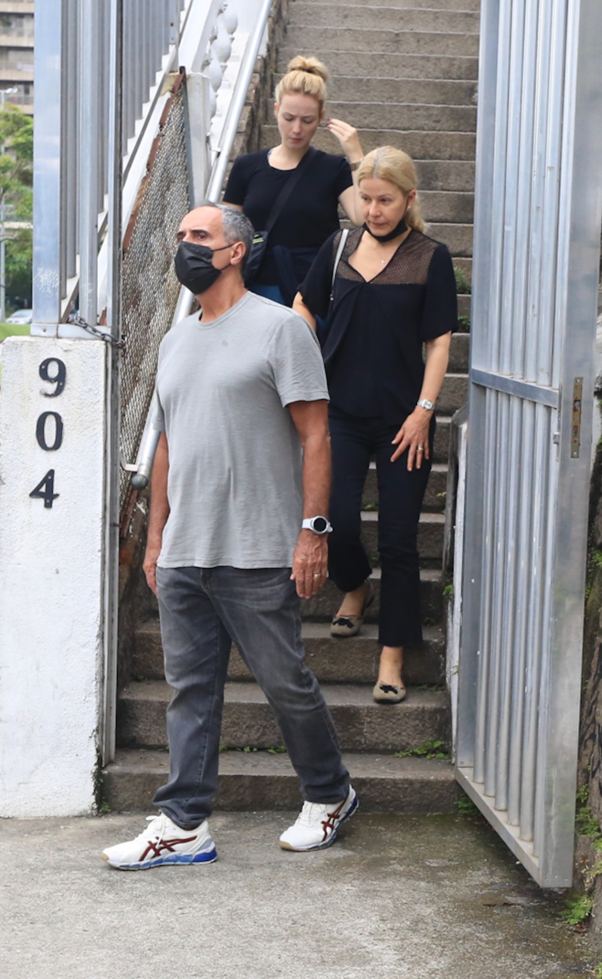 Paula Toller e Lui Farias comparecem a missa de sétimo dia do cantor - Fabricio Pioyani/ AgNews