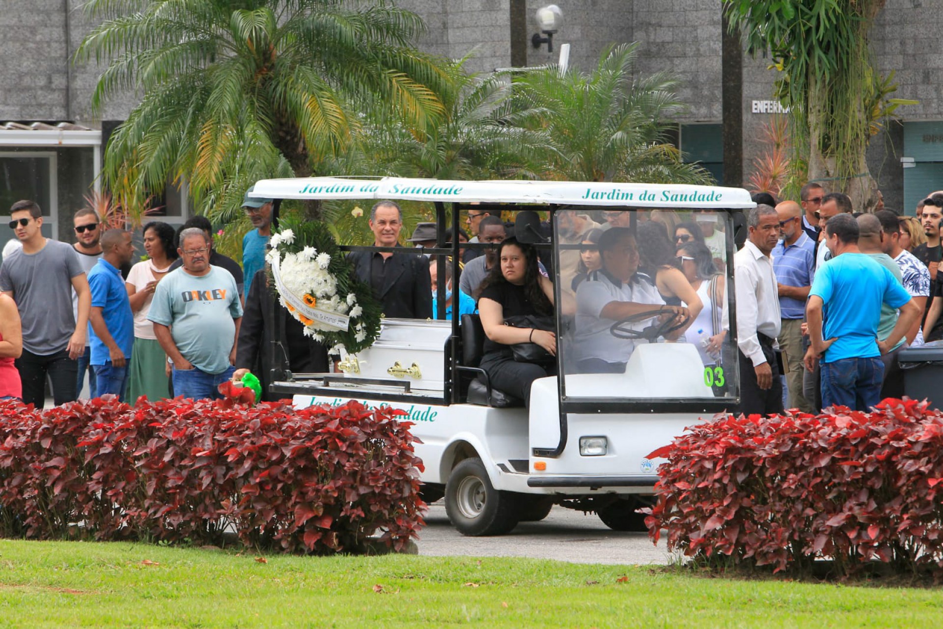 Familiares e amigos se despediram de Gabriel dos Santos, de 19 anos, morto durante assalto a uma loja de rações em Anchieta - Reginaldo Pimenta / Agência O Dia