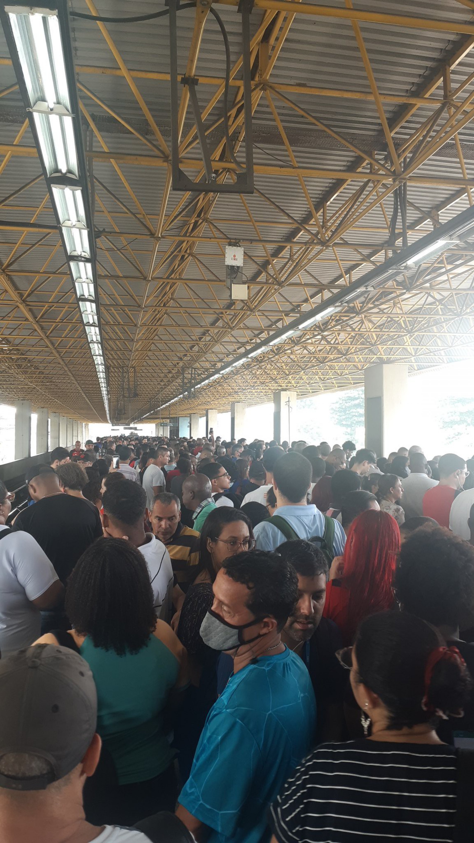 Trem que seguia sentido Botafogo precisou ser evacuado e foi levado para manutenção - Reprodução/Redes Sociais