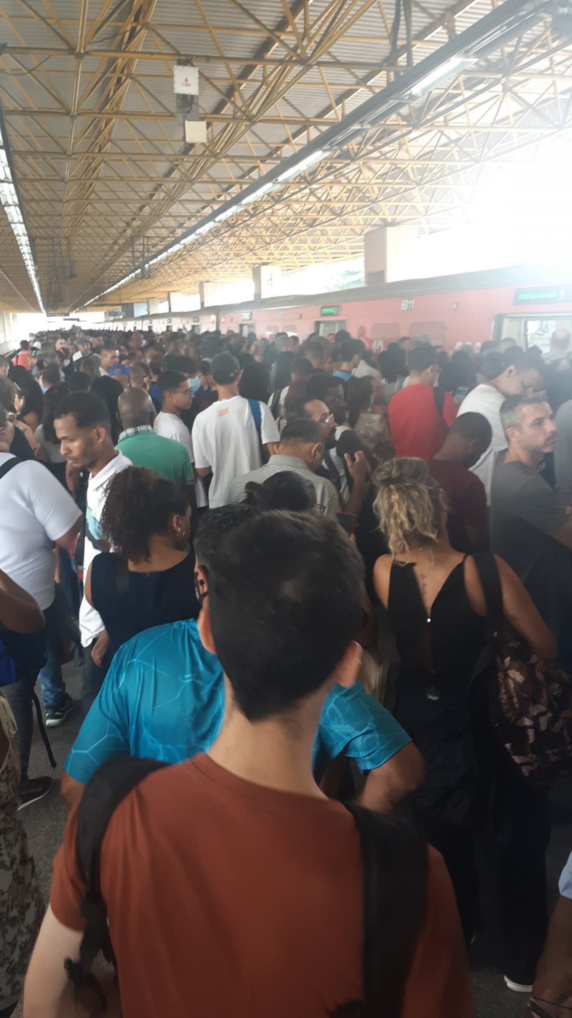 Problema teria acontecido quando as portas da composição ficaram danificadas, depois que uma mulher prendeu a bolsa nelas - Reprodução/Redes Sociais