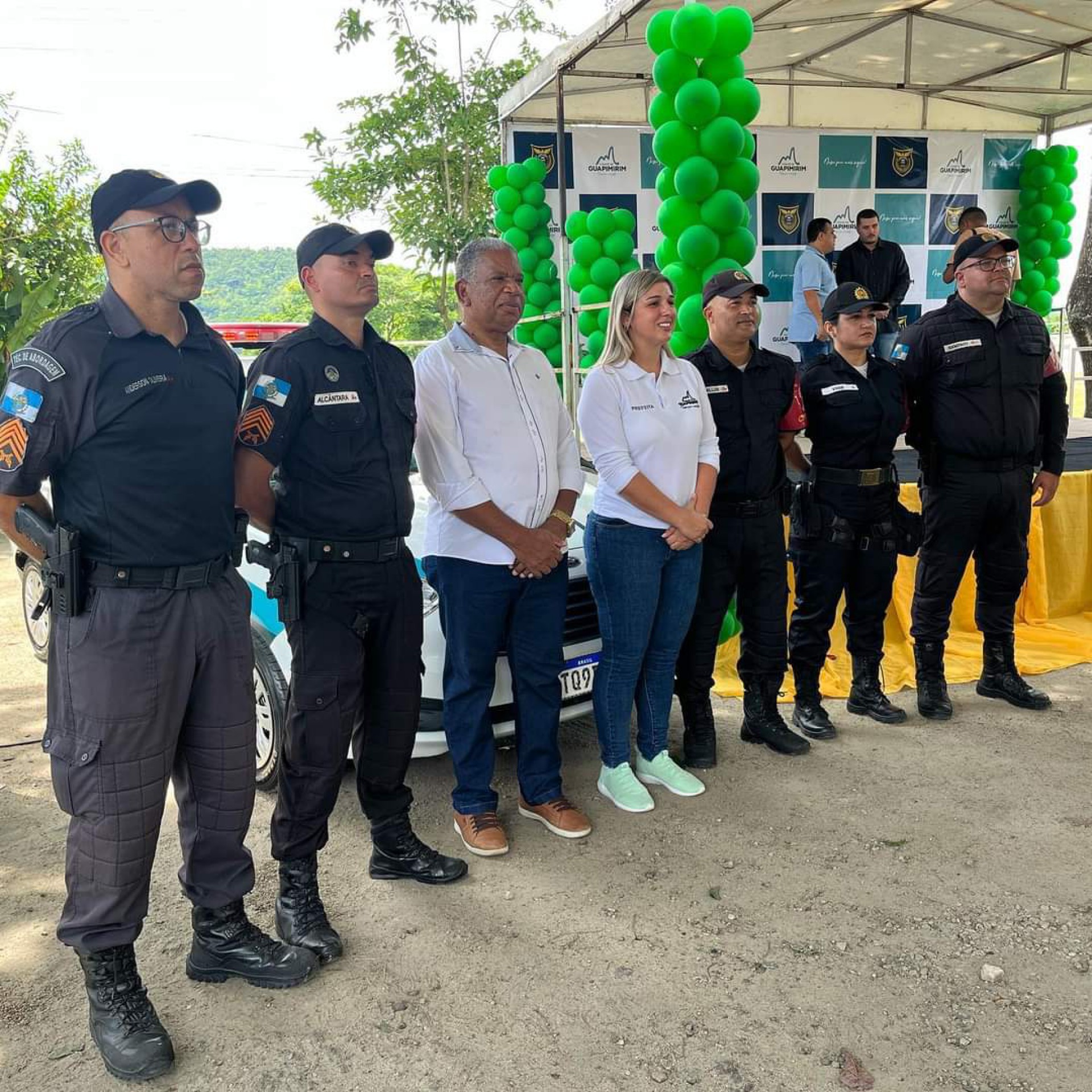 A prefeita Marina Rocha est&aacute; ao lado do vice-prefeito Natal&iacute;cio da Farm&aacute;cia e dos policiais que integram o Proeis