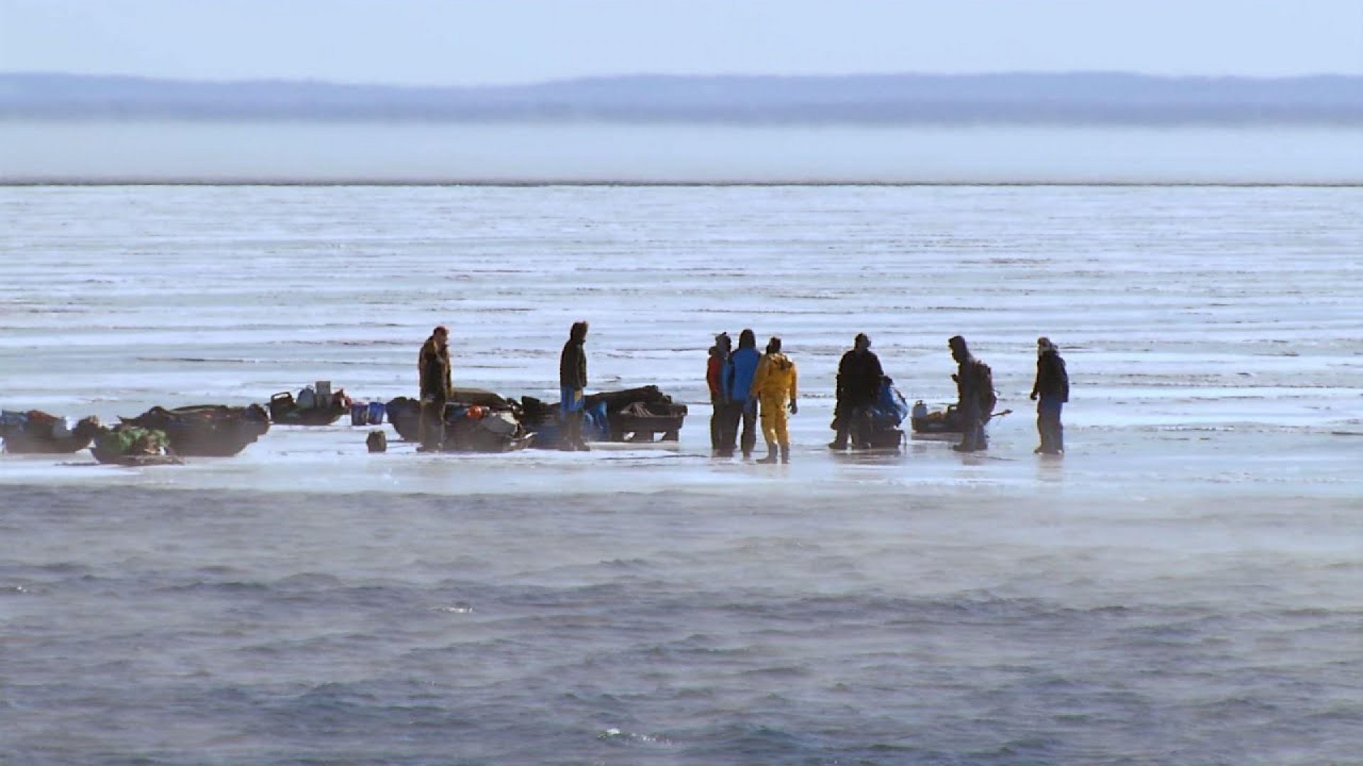 Cerca de 200 pescadores são resgatados de placa de gelo à deriva em Minnesota