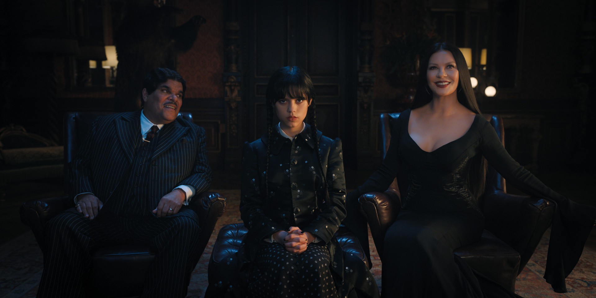 Luis Guzmán, Jenna Ortega e Catherine Zeta-Jones contracenam como a Família Addams na série 'Wandinha', da Netflix - Divulgação/Netflix