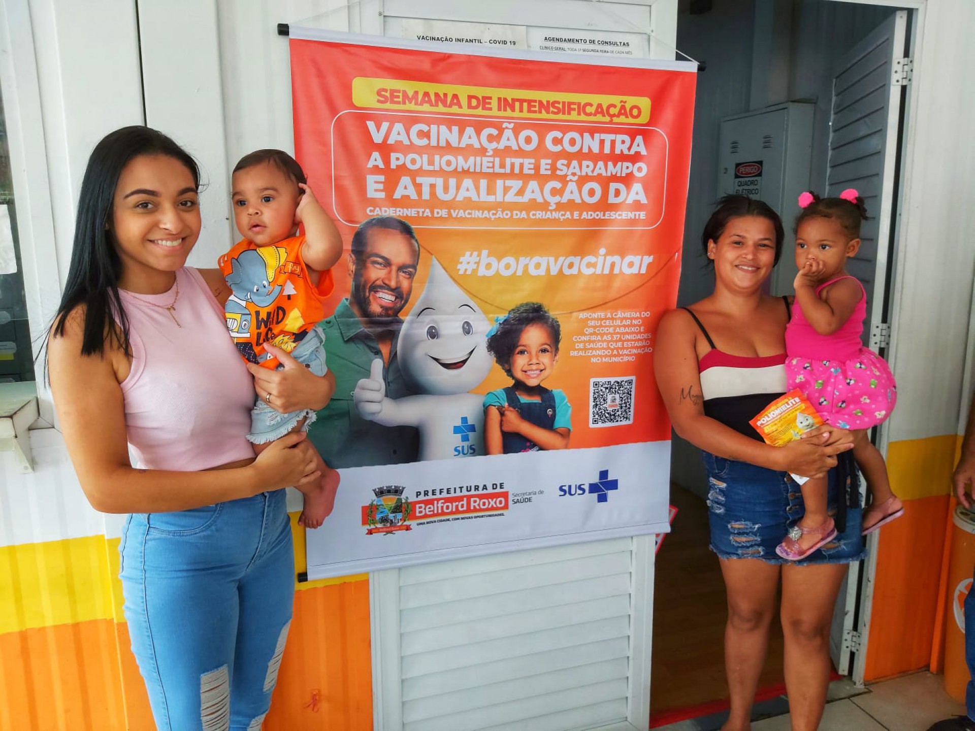 Evelyn Alves (à esquerda) levou o pequeno Pedro para receber a vacina oral contra a poliomielite - Zaira Lisboa/PMBR