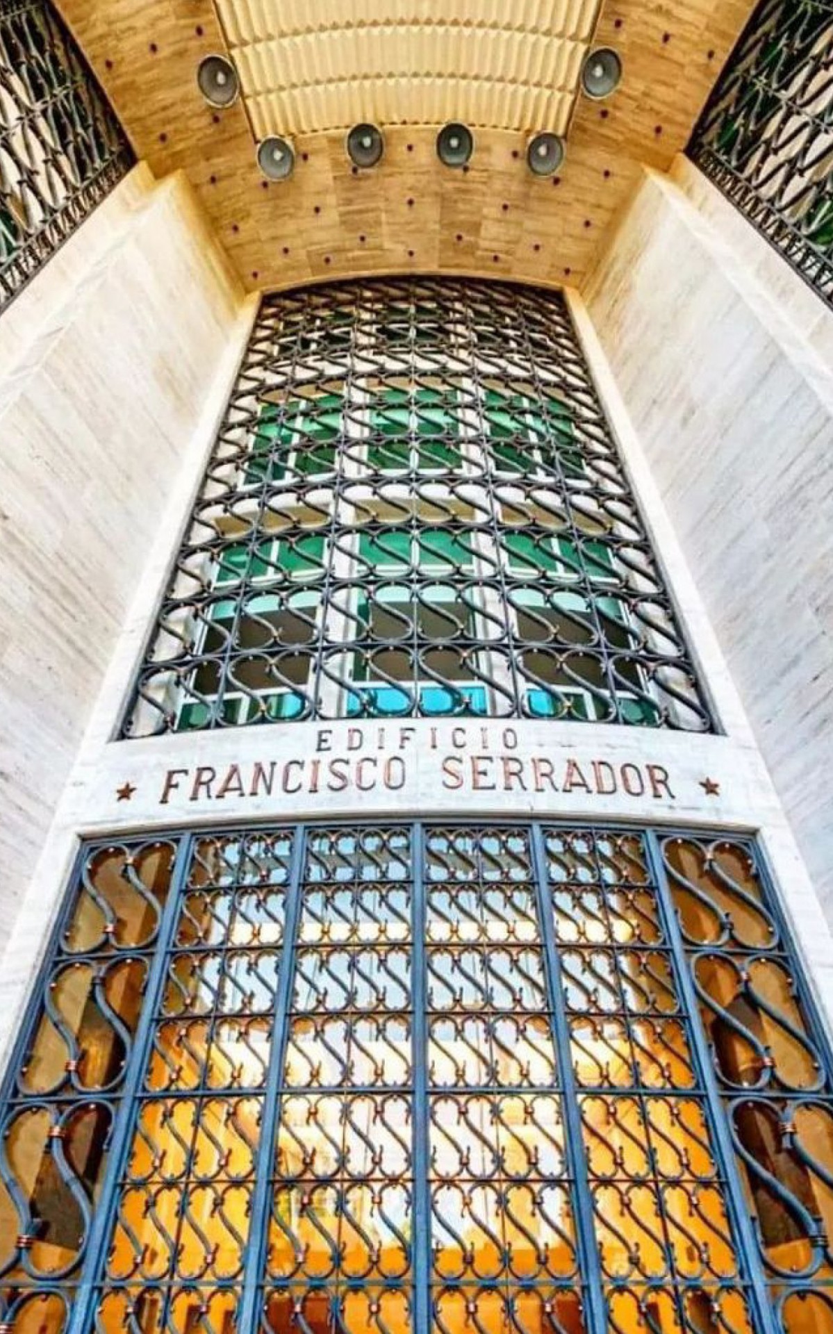 O Edifício Serrador tem 24 andares e 21 mil m2 de área total - Leonardo Martins/ @riocasaseprediosantigos