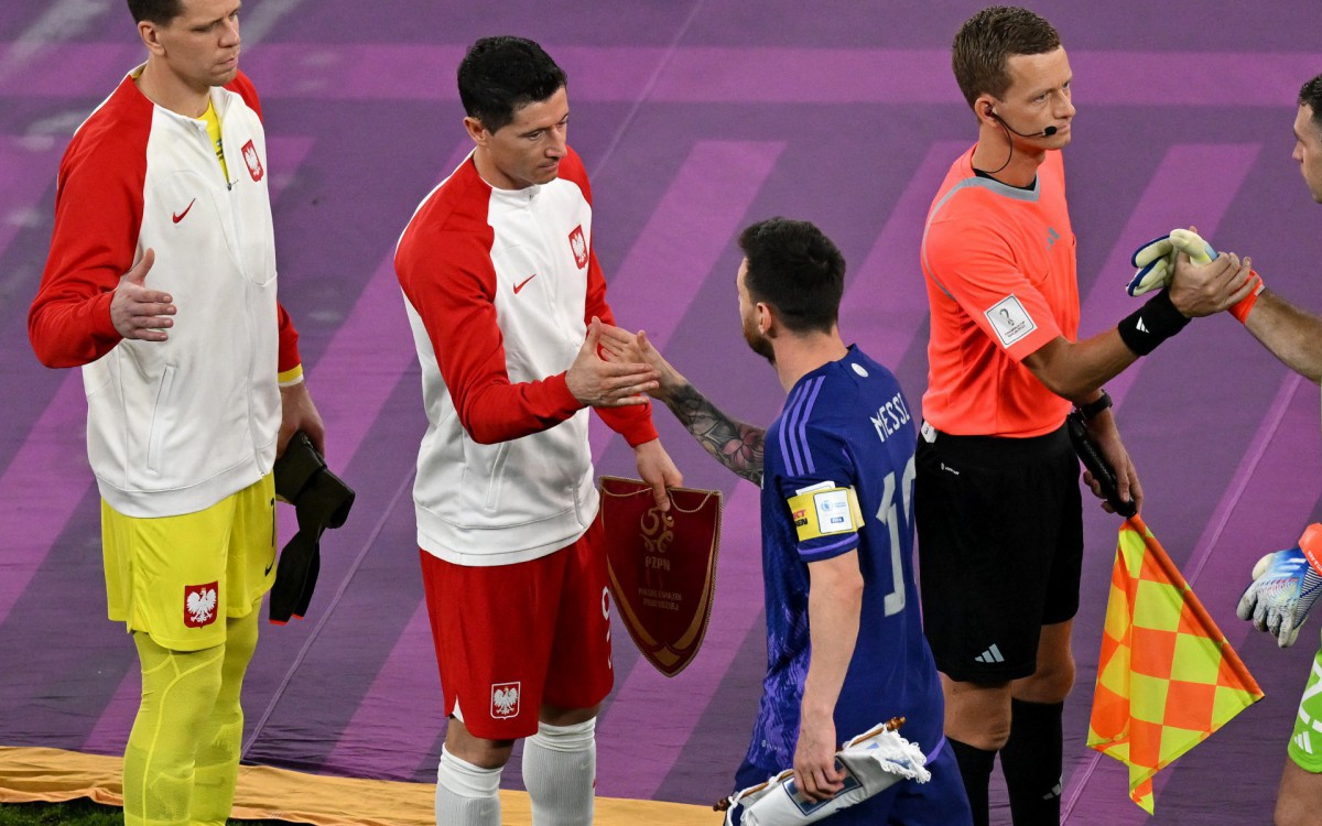 Momento em que Messi cumprimenta Lewandowski antes do in&iacute;cio do jogo entre Pol&ocirc;nia e Argentina